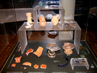 Museo di Claterna vetrine con resti di recipienti
