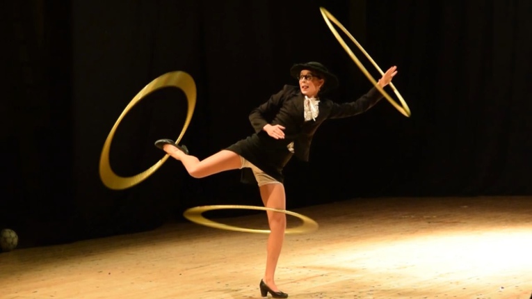 Adreanne Thiboutot e i suoi hula-hop L'artista canadese Adreanne Thiboutot