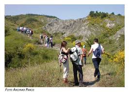 Escursionisti sui calanchi del parco dei gessi bolognesi