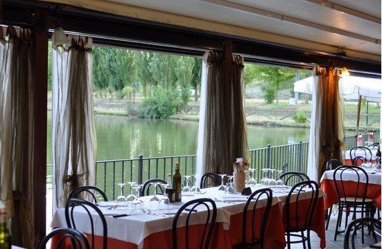 la veranda del ristorante affacciata sul lago